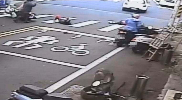 白車闖紅燈衝撞2輛機車，害高姓女騎士慘死，竟肇事逃逸。（圖／翻攝員林人大小事臉書）