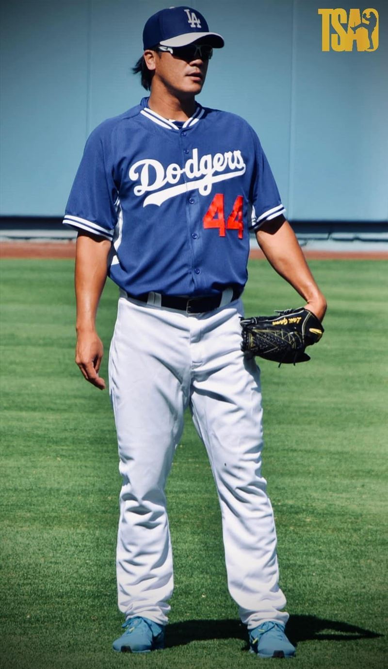 曹錦輝2008年返台加盟兄弟象，後來涉入職棒簽賭案遭禁賽，2015年竟被道奇隊簽回成功重返大聯盟。（圖／翻攝自曹錦輝臉書）