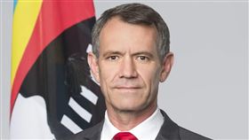 史國財長瑞肯柏（Neal Rijkenberg）在接受質詢時指出，史國在整個過程中都被蒙在鼓裡。（翻攝自瑞肯柏IG）