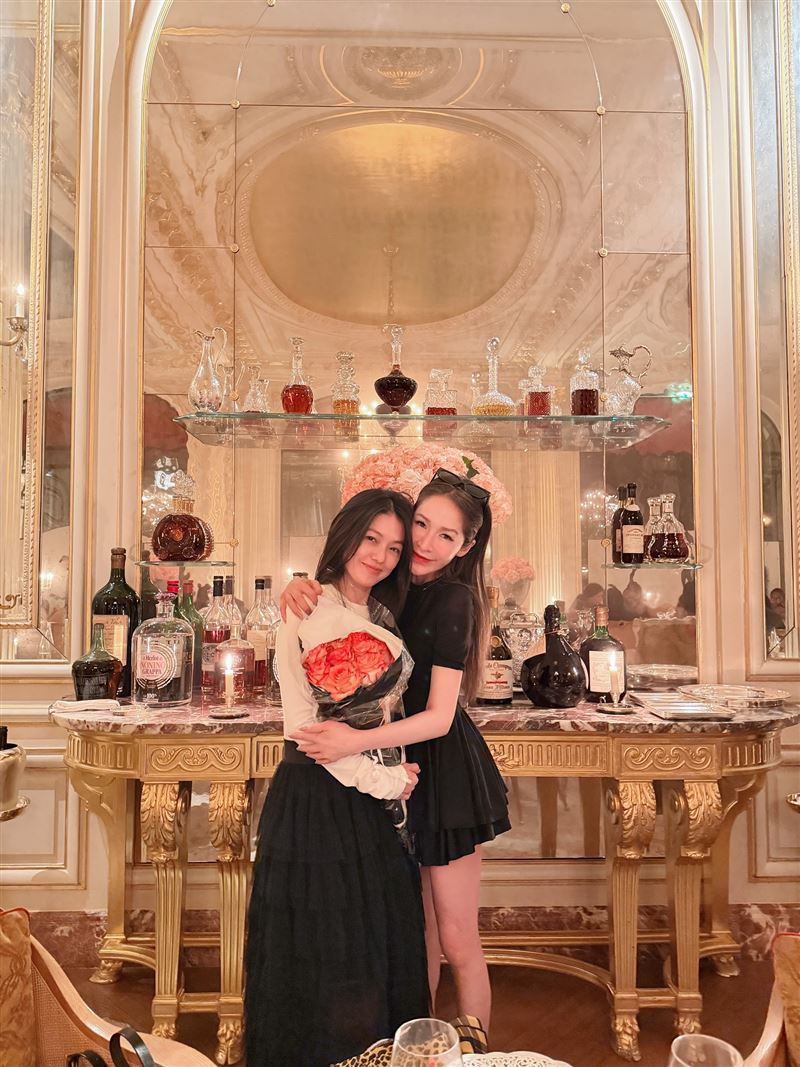 蕭亞軒（右）為蜜雪慶生。（圖／翻攝自Threads @michellehsu1115）