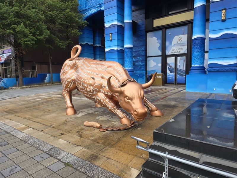 「江海大樓」的變裝牛全新塗裝。（圖／民眾提供）