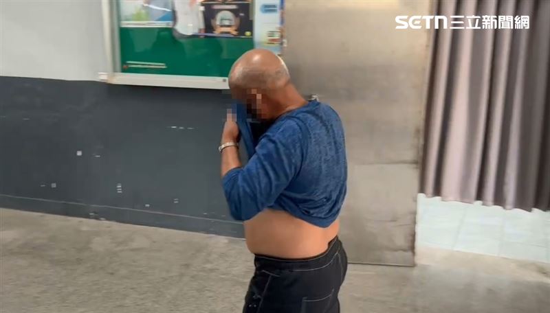 古父見到愛女遺體後，忍不住淚灑殯儀館，以衣物拭淚。（圖／翻攝畫面）