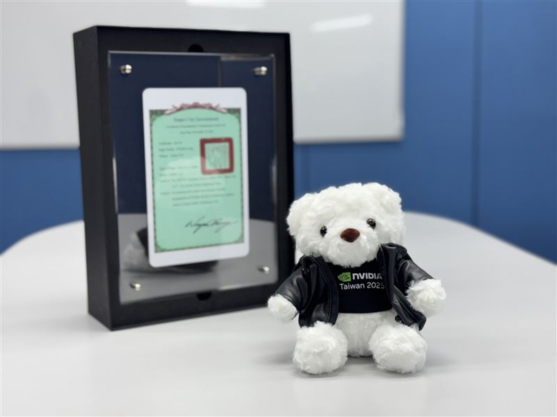 輝達公司全球不動產副總裁Scott Ekman今（18）日拜會台北市長蔣萬安，遞交營運總部選定T17及T18用地之書面投資意向書。（圖／台北市政府提供）