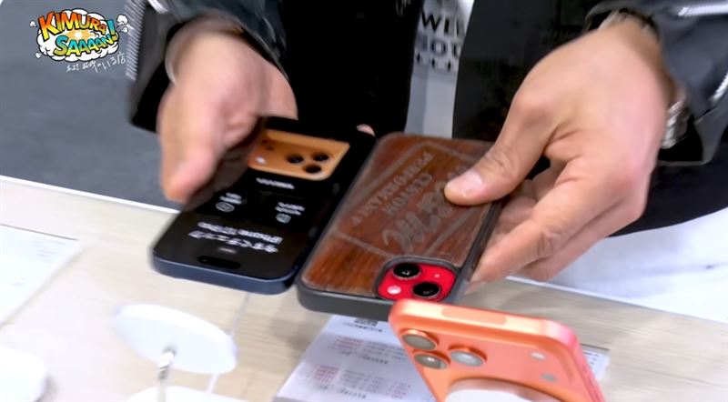 木村拓哉應店員詢問，不好意思秀出自己的舊手機。（圖／翻攝自《木村さ〜〜ん！》YouTube）