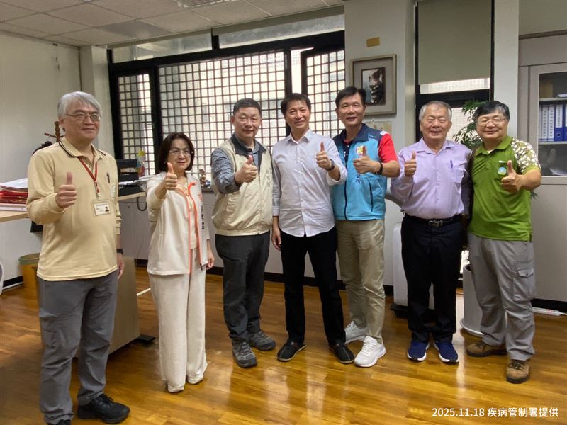 疾管署副署長林明誠（左三），今南下視察屏東縣本土登革熱群聚疫情防治工作。（圖／疾管署提供）