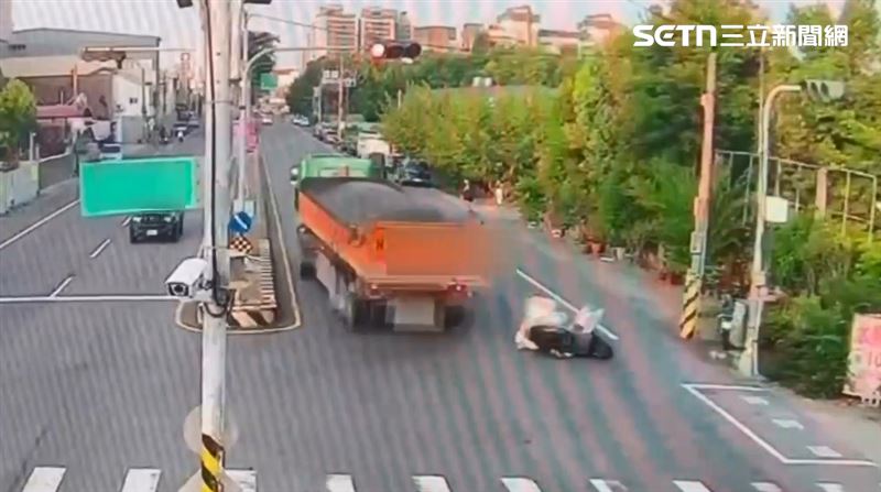 砂石車闖紅燈擦撞機車，害阿嬤被機車重壓，動彈不得。（圖／翻攝畫面）