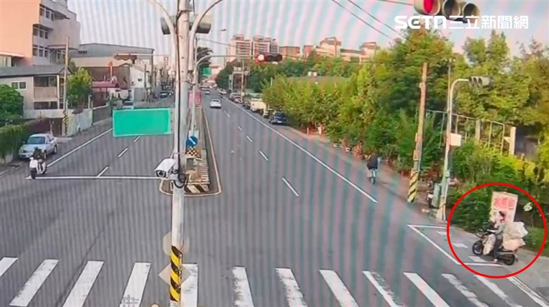 南投草屯驚悚車禍，阿嬤騎車載資源回收物過馬路，慘遭闖紅燈砂石車撞擊。（圖／翻攝畫面）