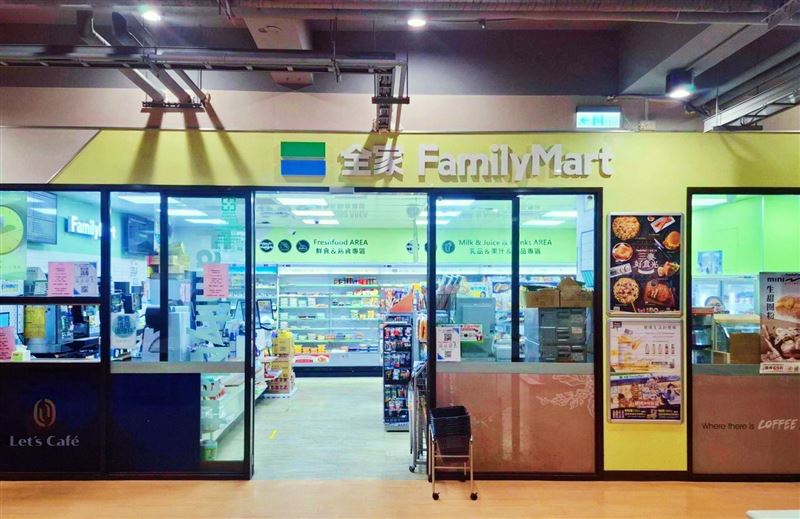 全家在鴻海科技日智慧城市展區中，邀觀展民眾踏上咖啡渣循環之旅