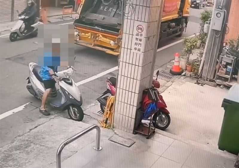 李男騎車到派出所自首。（圖／翻攝畫面）