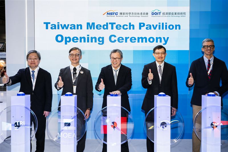 經濟部與國科會共同支持下，2025 MEDICA Taiwan MedTech Pavilion 18日於德國隆重登場，盼彰顯臺灣智慧醫療的整體量能，助攻臺廠提升全球競爭力。右起為佛萊堡大學醫學院院長Prof. Wenz、國科會處長林德生、駐歐盟代表大使謝志偉、經濟部產業技術司簡任技正戴建丞，及工研院生醫所所長莊曜宇。（圖／工研院提供）