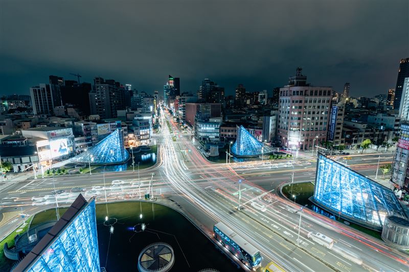 高雄七大地標同步點亮巡迴視覺藍燈光＋雷射字體，歡迎TWICE來台巡演。（圖／翻攝自陳其邁臉書）