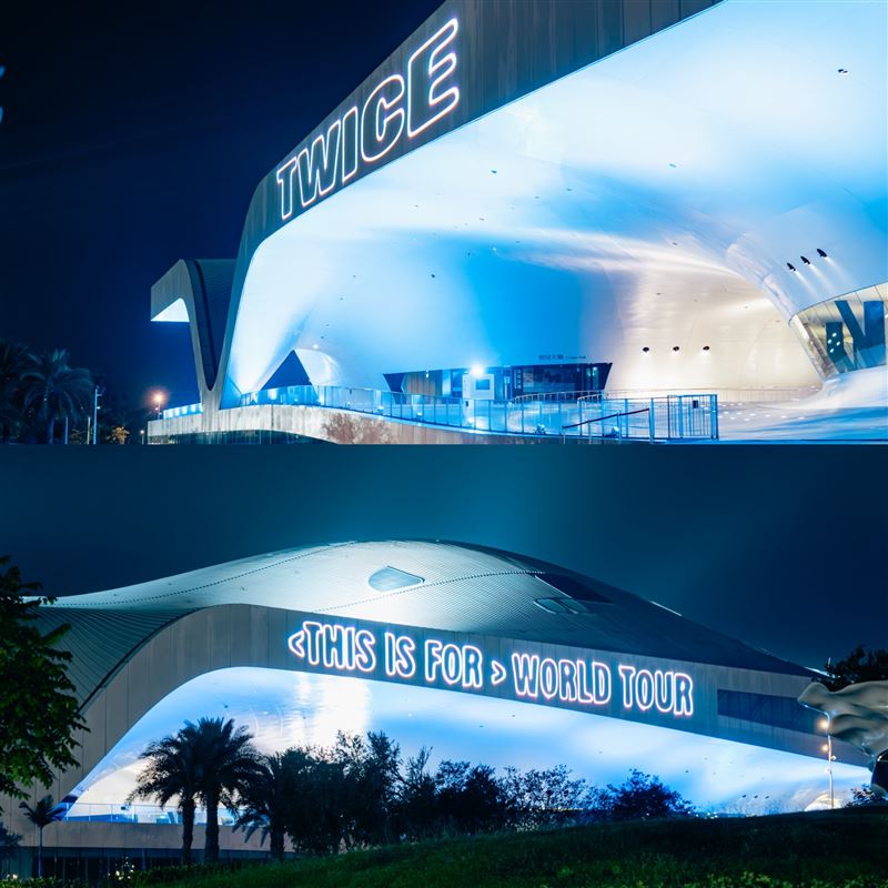 高雄七大地標同步點亮巡迴視覺藍燈光＋雷射字體，歡迎TWICE來台巡演。（圖／翻攝自陳其邁臉書）