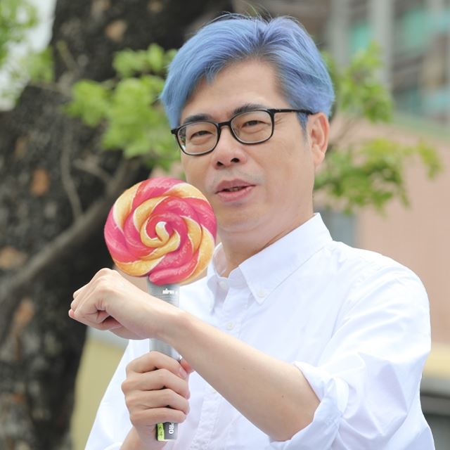 陳其邁為TWICE再換髮色。（圖／翻攝自陳其邁臉書）