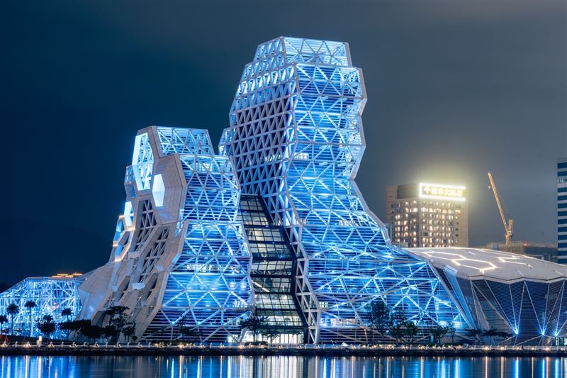 高雄七大地標同步點亮巡迴視覺藍燈光＋雷射字體，歡迎TWICE來台巡演。（圖／翻攝自陳其邁臉書）