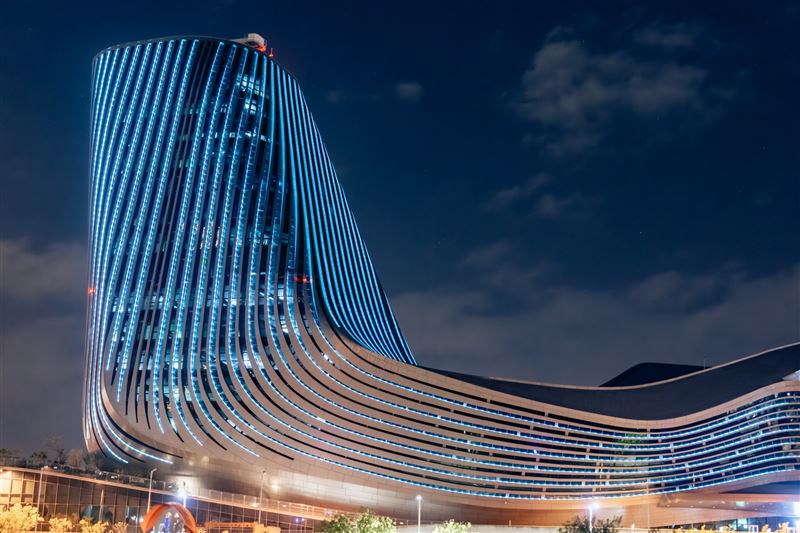 高雄七大地標同步點亮巡迴視覺藍燈光＋雷射字體，歡迎TWICE來台巡演。（圖／翻攝自陳其邁臉書）