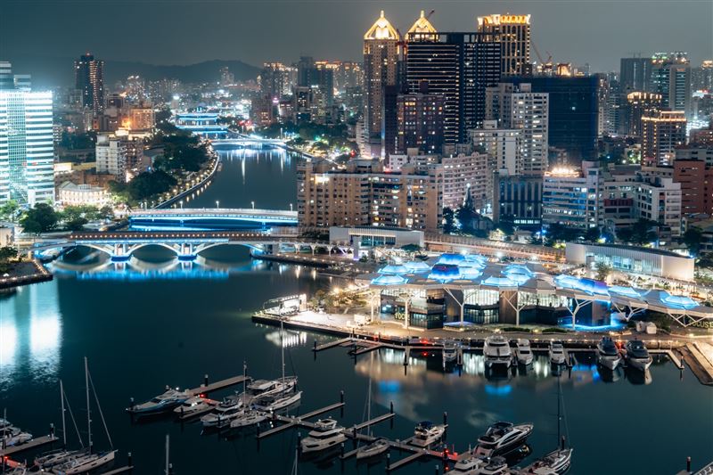 高雄七大地標同步點亮巡迴視覺藍燈光＋雷射字體，歡迎TWICE來台巡演。（圖／翻攝自陳其邁臉書）