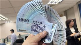 央行宣布啟動新台幣鈔券改版，為24年來首度調整，預計2年半後推出新版，導入高階防偽技術與永續製程。立委質疑浪費資源，央行強調改版關乎國家幣信與交易安全，現金仍為不可取代的支付工具，改版不涉政治、也非跟不上時代，而是超前部署。（圖／記者師瑞德攝影）