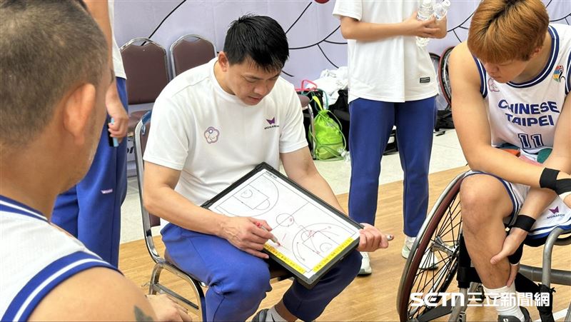 台灣輪椅籃球男籃隊總教練羅興樑布置戰術。（圖／記者蔡厚瑄攝影）
