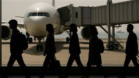 中日關係急速降溫，不少日本企業開始出走（圖／AI生成示意圖）