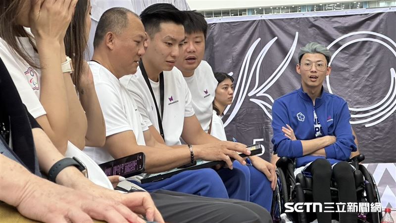 台灣輪椅籃球男籃隊教練團討論換人策略。（圖／記者蔡厚瑄攝影）