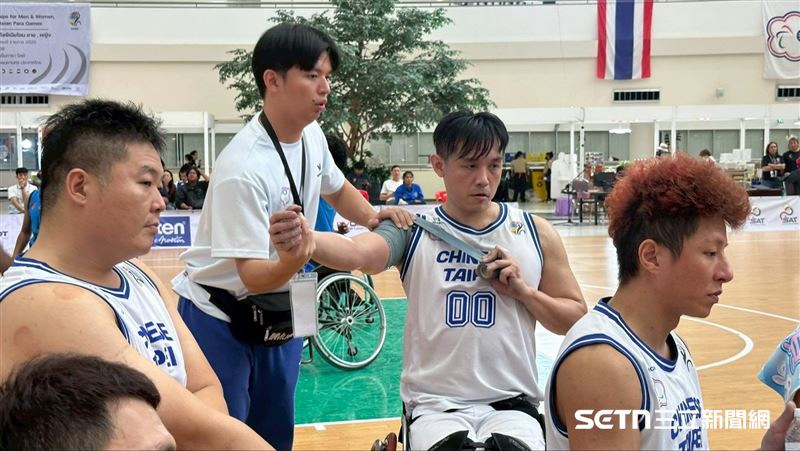 台灣輪椅籃球男籃隊防護員協助球員治療。（圖／記者蔡厚瑄攝影）