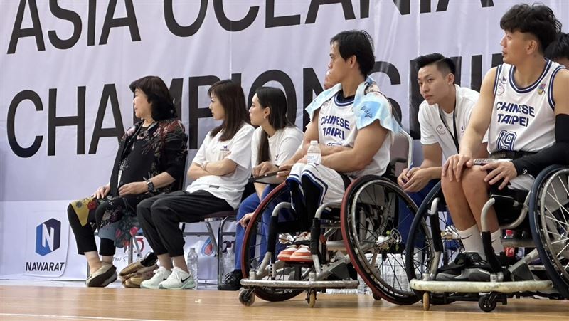 台灣輪椅籃球協會理事長穆閩珠(左一)、副理事長劉怡萱（左二）陪同台灣輪椅男籃隊出戰賽事。（圖／中華帕拉林匹克總會提供）