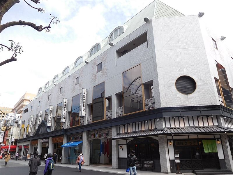 吉本興業創立逾百年，是日本歷史最悠久、影響力最大的日本綜藝經紀帝國（圖／翻攝自維基百科）