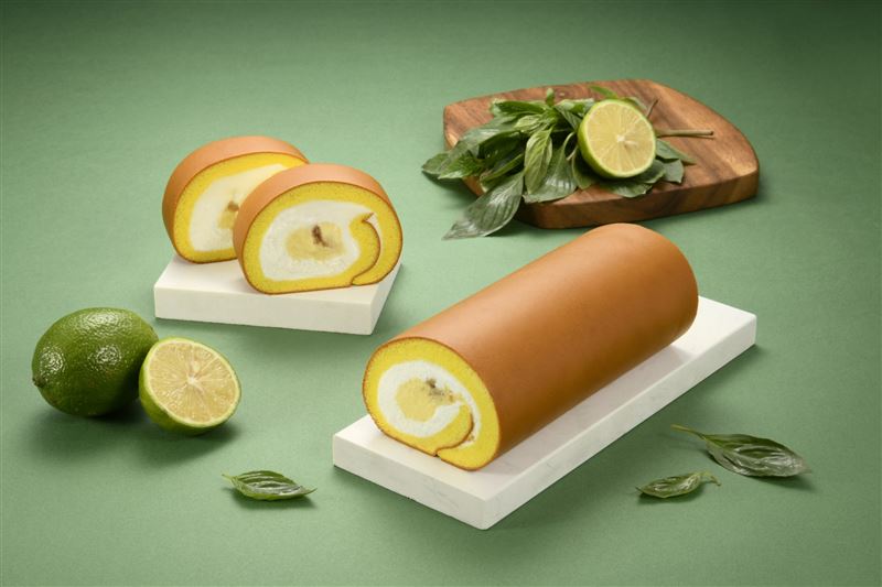 熱炒風味？亞尼克YTM獨家限定九層塔檸檬生乳捲，綠檸檬酸甜竟帶著獵奇尾韻，等著嚐鮮族FUN膽開吃。（圖／品牌業者提供）