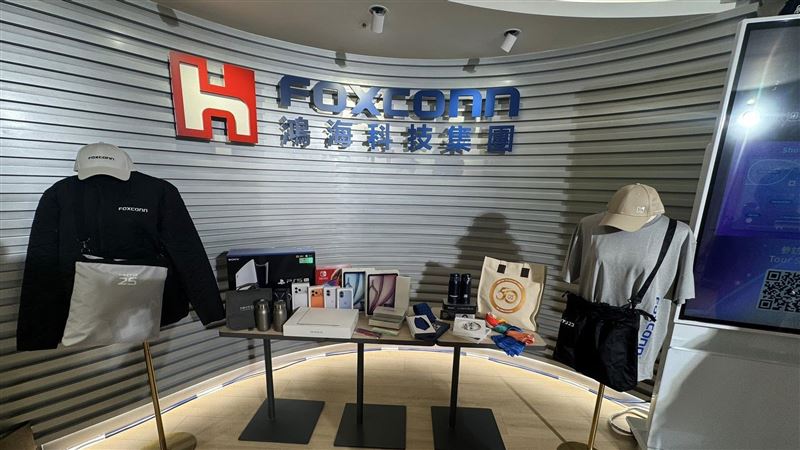 鴻海集團發言人揭示，今年科技日（HHTD）規模創歷史新高，將展示AI時代的「六個最」與「六個更」。核心看點是AI伺服器機櫃的最完整垂直整合、量子電腦等前瞻技術，以及電動車CDMS模式的升級。HHTD已成鴻海從製造服務商轉型為技術品牌的戰略發布會，旨在打破製造業百年框架，提升台灣科技在全球的話語權。（圖／記者師瑞德攝影）