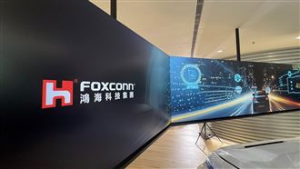 鴻海集團發言人揭示，今年科技日（HHTD）規模創歷史新高，將展示AI時代的「六個最」與「六個更」。核心看點是AI伺服器機櫃的最完整垂直整合、量子電腦等前瞻技術，以及電動車CDMS模式的升級。HHTD已成鴻海從製造服務商轉型為技術品牌的戰略發布會，旨在打破製造業百年框架，提升台灣科技在全球的話語權。（圖／記者師瑞德攝影）