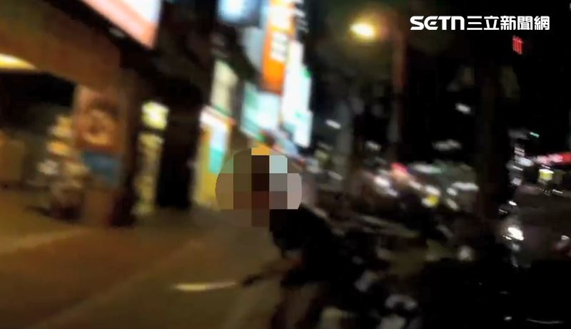 新北江子翠捷運站附近發生隨機傷人案，七旬男持鐵棍揮舞打傷路人又襲警。（圖／翻攝畫面）