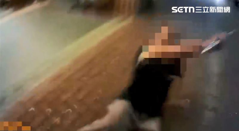 男子看到員警到場後，變本加厲揮舞鐵棍，過程中打傷1名員警。（圖／翻攝畫面）