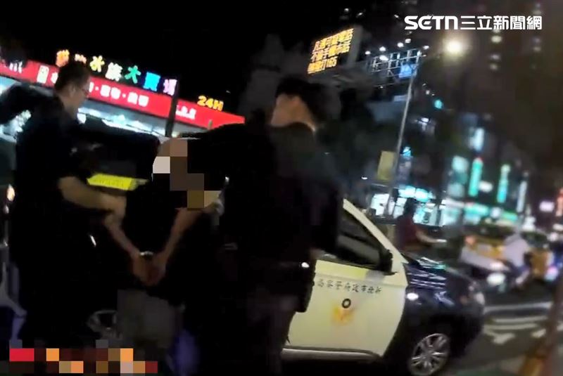 男子看到員警到場後，變本加厲揮舞鐵棍，過程中打傷1名員警。（圖／翻攝畫面）