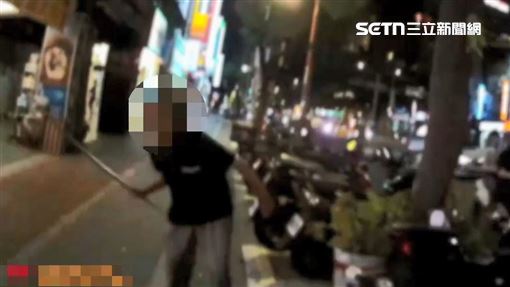 江子翠捷運站旁隨機傷人！阿伯鐵棒打員警