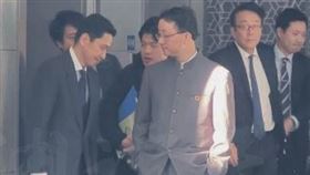 中國外交部亞洲司司長劉勁松（右）18日與日本外務省亞洲大洋洲局局長金井正彰（左）在北京見面。(圖/翻攝微博)