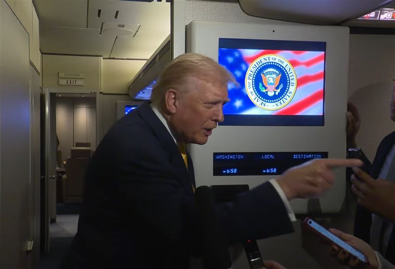 川普在空軍一號上，罵女記者「小豬」。（翻攝The White House YouTube頻道）