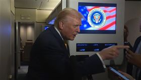 川普在空軍一號上，罵女記者「小豬」。（翻攝The White House YouTube頻道）
