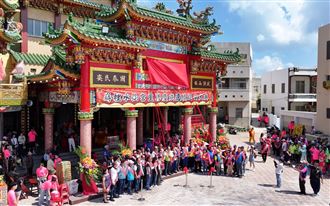 （重修委員會幹部與貴賓一同揭牌匾／寶島神很大提供） 