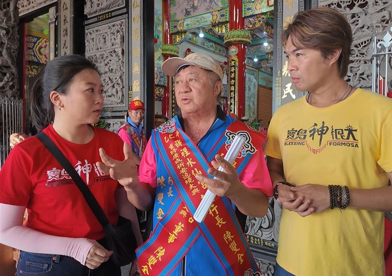 （主持人與重修委員會執行長陳雙全做訪問／寶島神很大提供）