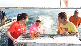 （主持人受邀一同出海餵魚／寶島神很大提供） 