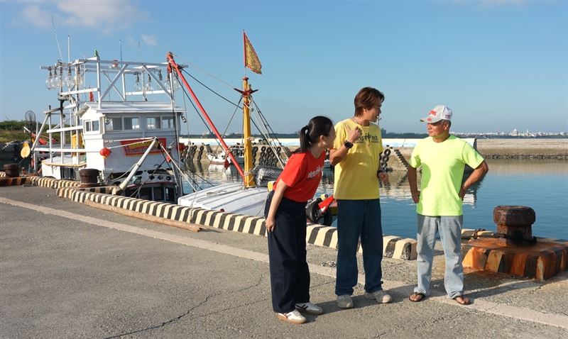 （主持人詢問在地漁船長入厝趴線索／寶島神很大提供）