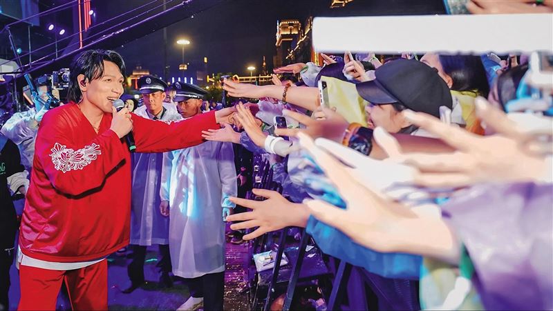 買2戶打通堆雜物　楊宗緯無視管委會公告