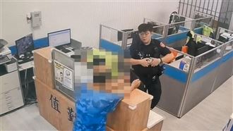 殘殺妻穿血衣投案！伸手求上銬驚吐1句話