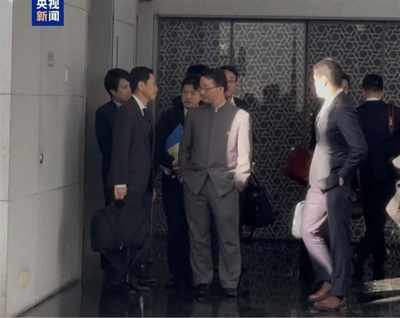 央視曬出中國官員手插口袋輕蔑送客畫面，引起熱議。（圖／翻攝自央視）