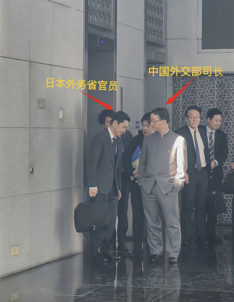 央視曬出中國官員手插口袋輕蔑送客畫面，日本媒體人揭背後目的。（圖／翻攝自Ｘ）