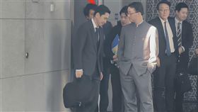 央視曬出中國官員手插口袋輕蔑送客畫面，日本媒體人揭背後目的。（圖／翻攝自Ｘ）