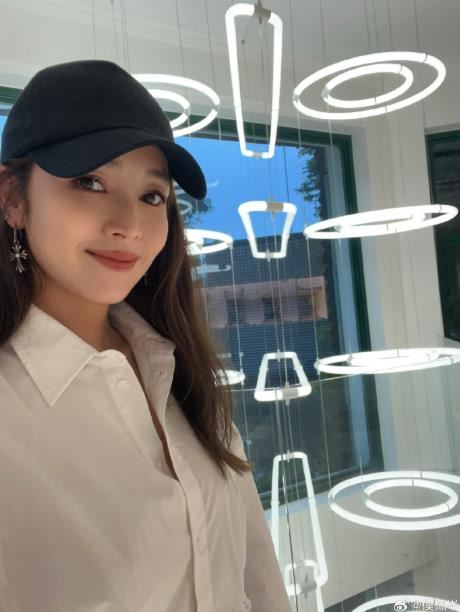 侯佩岑曬出最新自拍照。（圖／翻攝自微博）