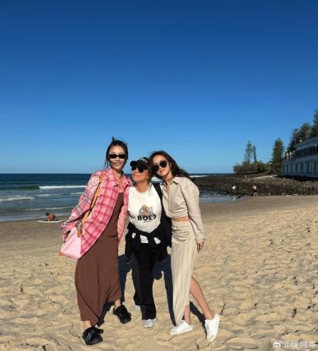 侯佩岑（右）日前曬出與鄧萃雯（中）、管樂（左）前往澳洲黃金海岸度假的沙灘美照。（圖／翻攝自微博）