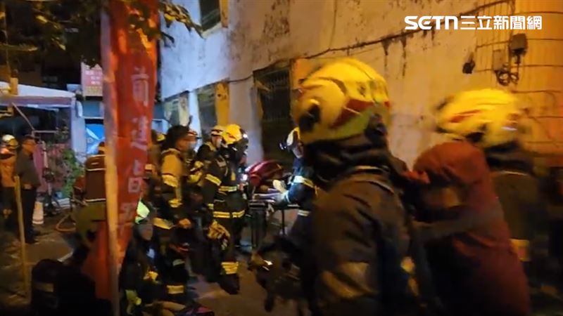 花蓮縣花蓮市國富九街巷內一棟三層樓的出租套房，昨晚（18日）傳出火警傳出1死1命危。（圖／翻攝畫面）