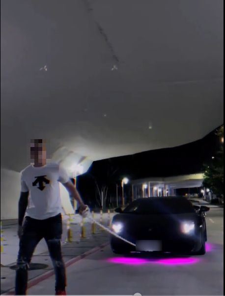 綽號英國的網紅楊男，曾在中央公園拍攝用鐵鍊拉藍寶堅尼的影片，在抖音上也擁有數千粉絲。(圖/翻攝抖音)